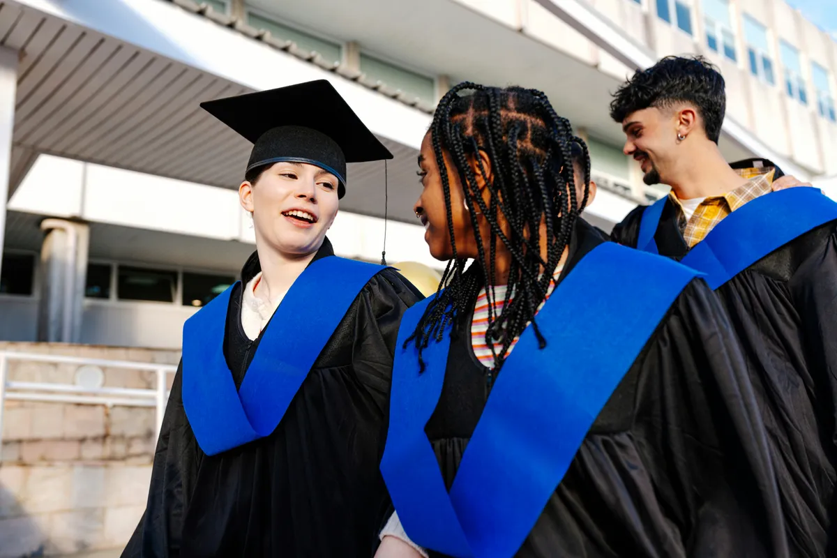 Estudiantes con toga y birrete durante una ceremonia de graduación