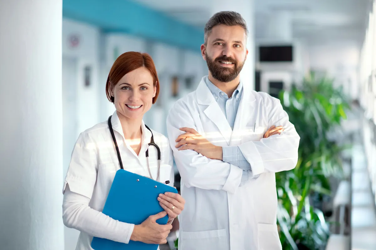 Profesionales sanitarios en un entorno clínico, ilustrando contenido médico