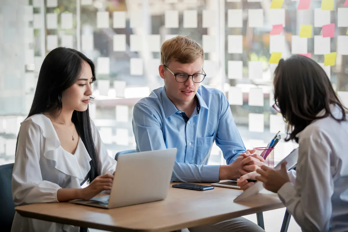 Reunión de marketing trabajando en campañas y estrategias publicitarias